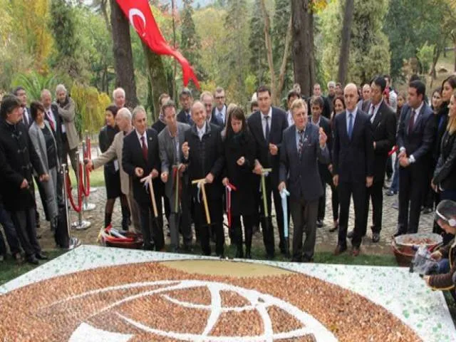 5. Dünya Lale Festivali Heyeti Emirgan Korusu´nda ´Dostluk Lalesi´ Dikti.
